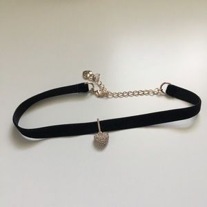 Black velvet choker with a heart pendant❤️